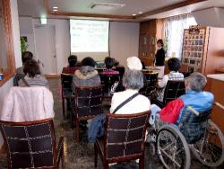 抗がん剤治療の話を聞く参加者の皆さん